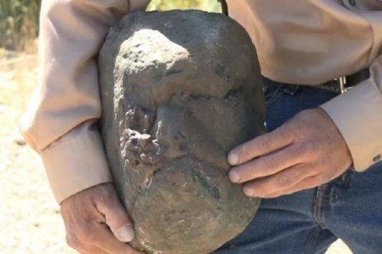 Todd May montre le fossile de la tête mommifiée d'un bigfoot (Crypto-Investigations)